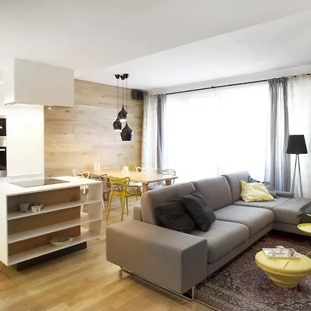 Daire Stylish 2-br Apartment, 100 Sqm ǀ Ac, Free Parking, Terrace *