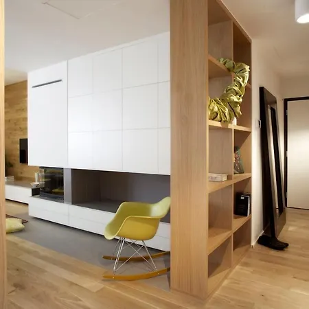 Daire Stylish 2-br Apartment, 100 Sqm ǀ Ac, Free Parking, Terrace