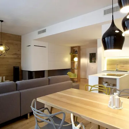 Daire Stylish 2-br Apartment, 100 Sqm ǀ Ac, Free Parking, Terrace