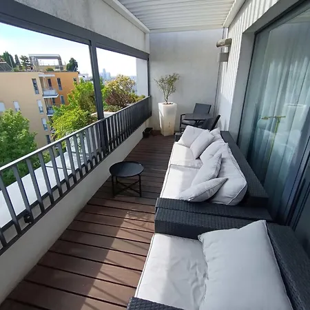 Daire Stylish 2-br Apartment, 100 Sqm ǀ Ac, Free Parking, Terrace Bratislava