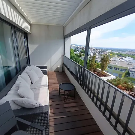 Daire Stylish 2-br Apartment, 100 Sqm ǀ Ac, Free Parking, Terrace *