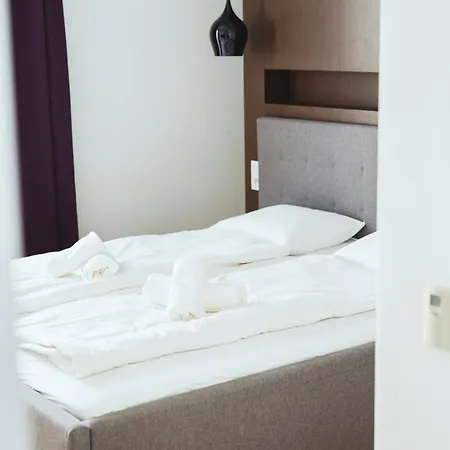 Daire Stylish 2-br Apartment, 100 Sqm ǀ Ac, Free Parking, Terrace Bratislava