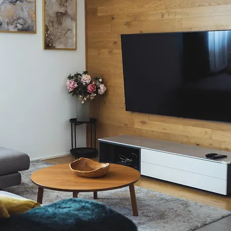 Stylish 2-br Apartment, 100 Sqm ǀ Ac, Free Parking, Terrace 布拉迪斯拉发