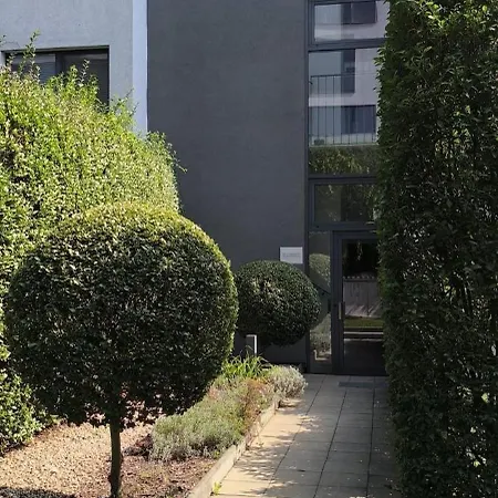 Stylish 2-br Apartment, 100 Sqm ǀ Ac, Free Parking, Terrace 公寓 布拉迪斯拉发