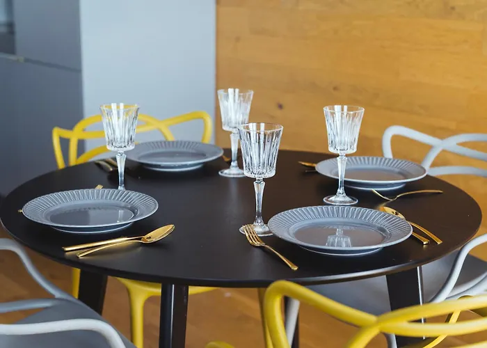 Stylish 2-br Apartment, 100 Sqm ǀ Ac, Free Parking, Terrace 公寓 *