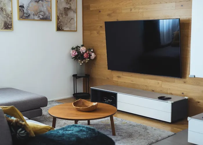 Stylish 2-br Apartment, 100 Sqm ǀ Ac, Free Parking, Terrace 布拉迪斯拉发