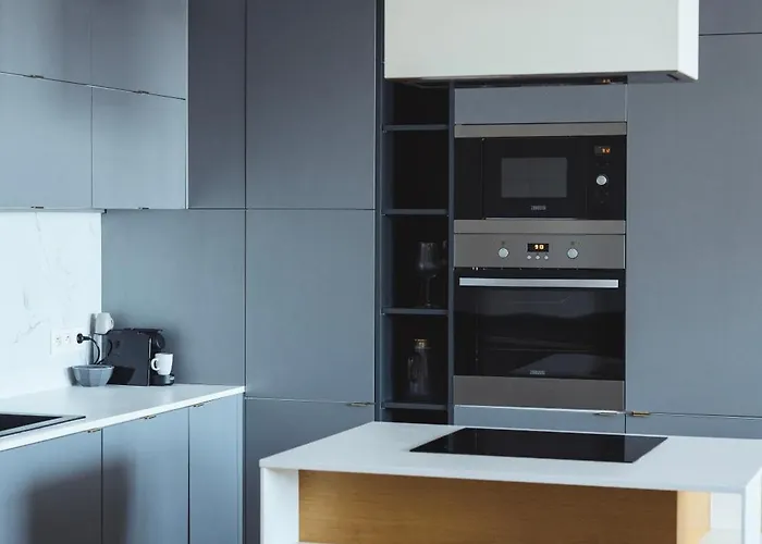 Stylish 2-br Apartment, 100 Sqm ǀ Ac, Free Parking, Terrace 公寓