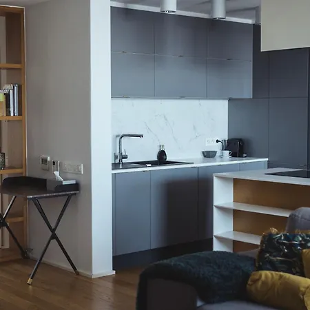 Stylish 2-br Apartment, 100 Sqm ǀ Ac, Free Parking, Terrace * Pressburg