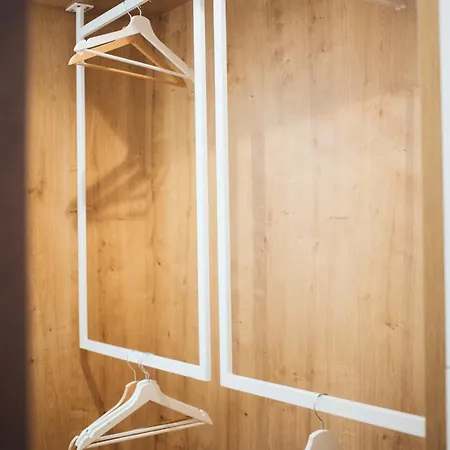 Stylish 2-br Apartment, 100 Sqm ǀ Ac, Free Parking, Terrace Lägenhet