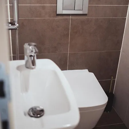 Apartman Stylish 2-br Apartment, 100 Sqm ǀ Ac, Free Parking, Terrace *