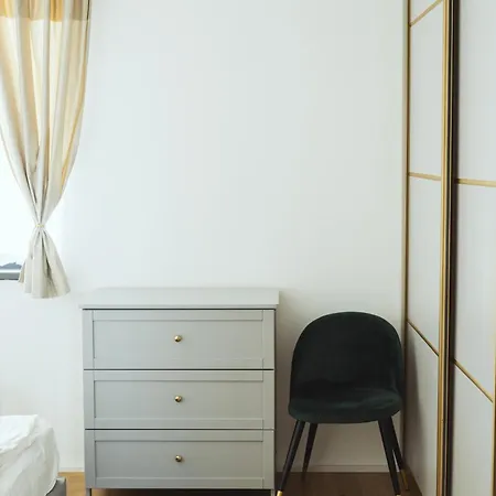 Lägenhet Stylish 2-br Apartment, 100 Sqm ǀ Ac, Free Parking, Terrace Bratislava