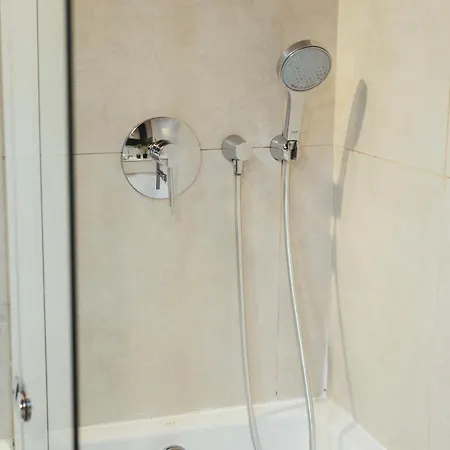 Lägenhet Stylish 2-br Apartment, 100 Sqm ǀ Ac, Free Parking, Terrace