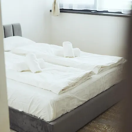 Stylish 2-br Apartment, 100 Sqm ǀ Ac, Free Parking, Terrace Lägenhet