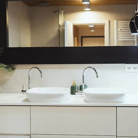 Lägenhet Stylish 2-br Apartment, 100 Sqm ǀ Ac, Free Parking, Terrace