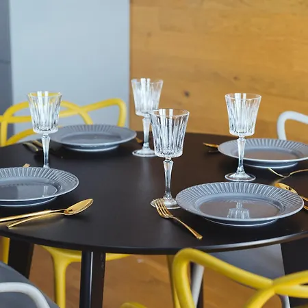 Stylish 2-br Apartment, 100 Sqm ǀ Ac, Free Parking, Terrace Lägenhet *